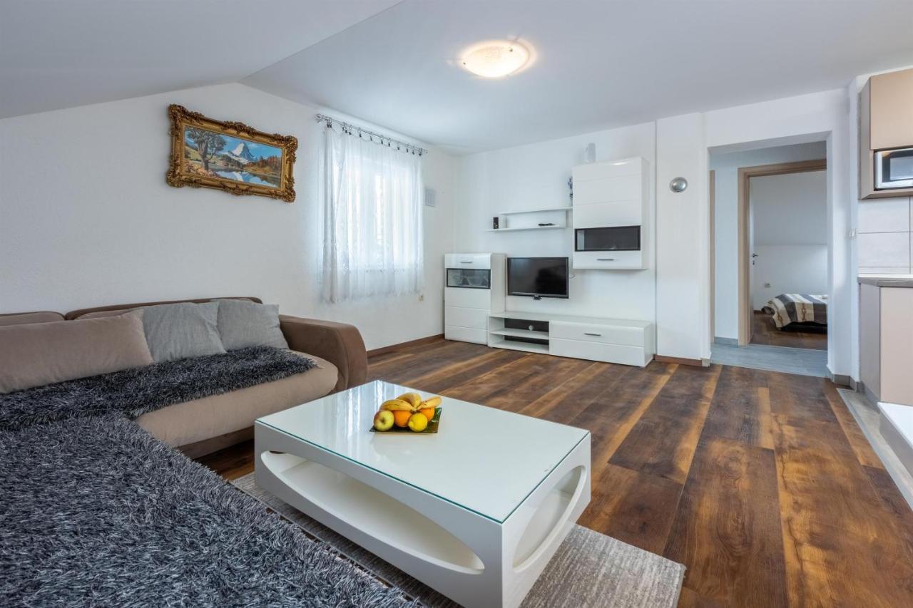Apartments Mirela Crikvenica Buitenkant foto